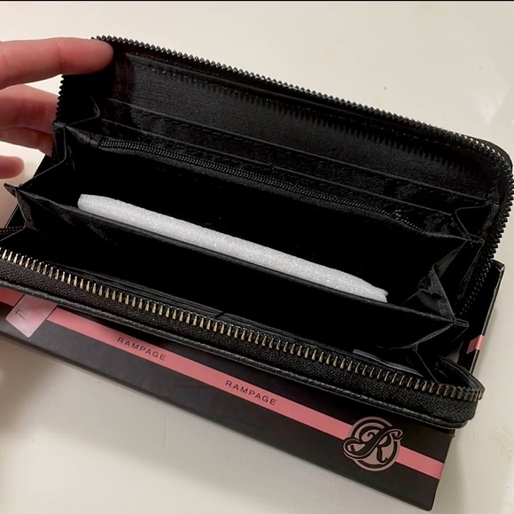 🆕 Rampage Floral Embroidered & Pebbled Zip-Around Long Trifold Wallet - Picture 8 of 14